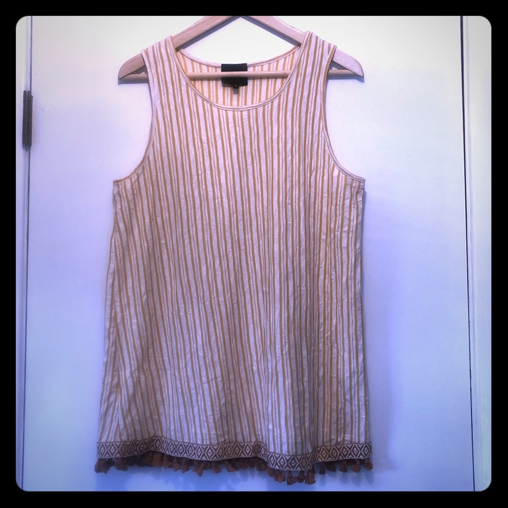 Sleeveless top w/ bottom fringe